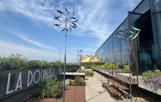 La terrazza panoramica sul rooftop green, con il grande logo La DoubleJ