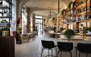 Uno scorcio interno del locale, elegante, liberty con un tocco contemporaneo.