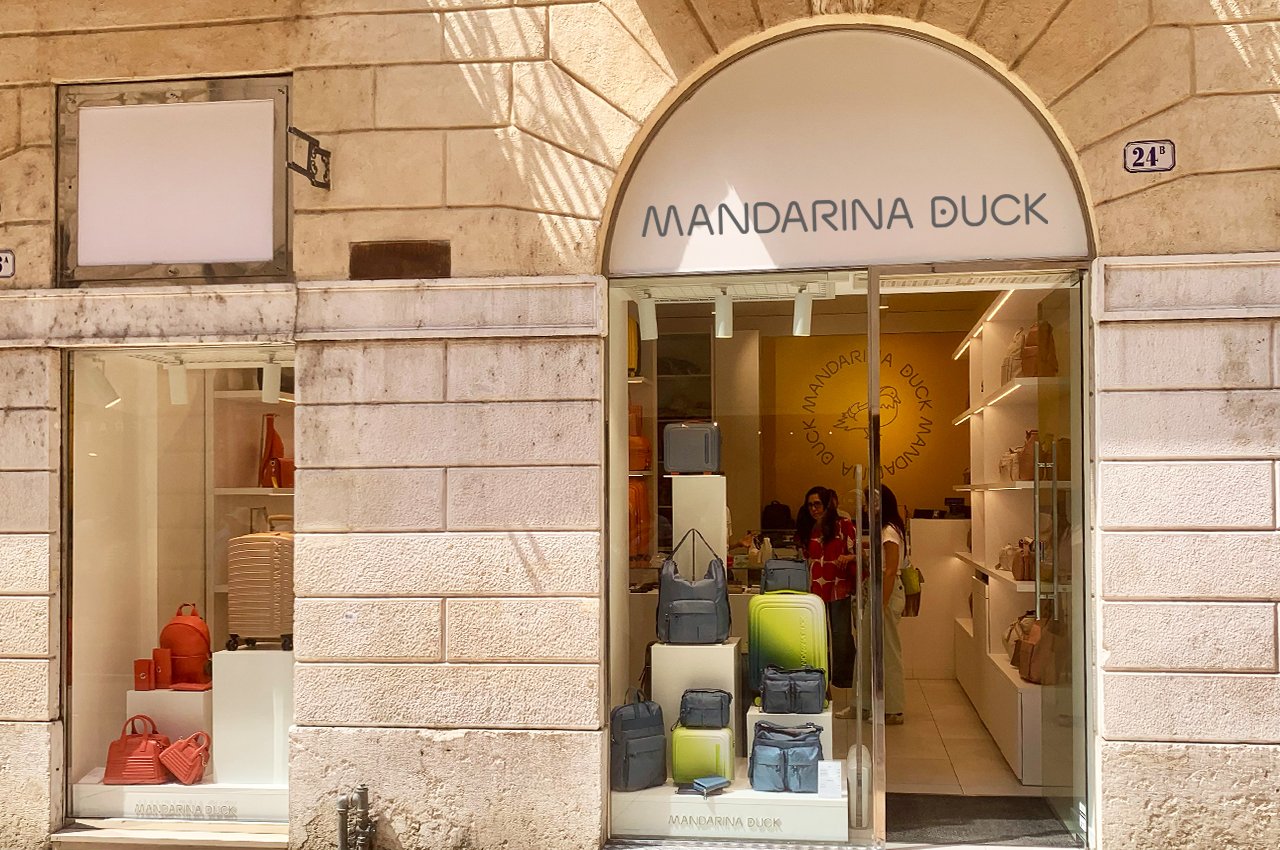 Le due vetrine di Mandarina Duck Verona che si affacciano su via Mazzini