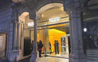 L'ingresso dello store Onitsuka Tiger a Barcellona