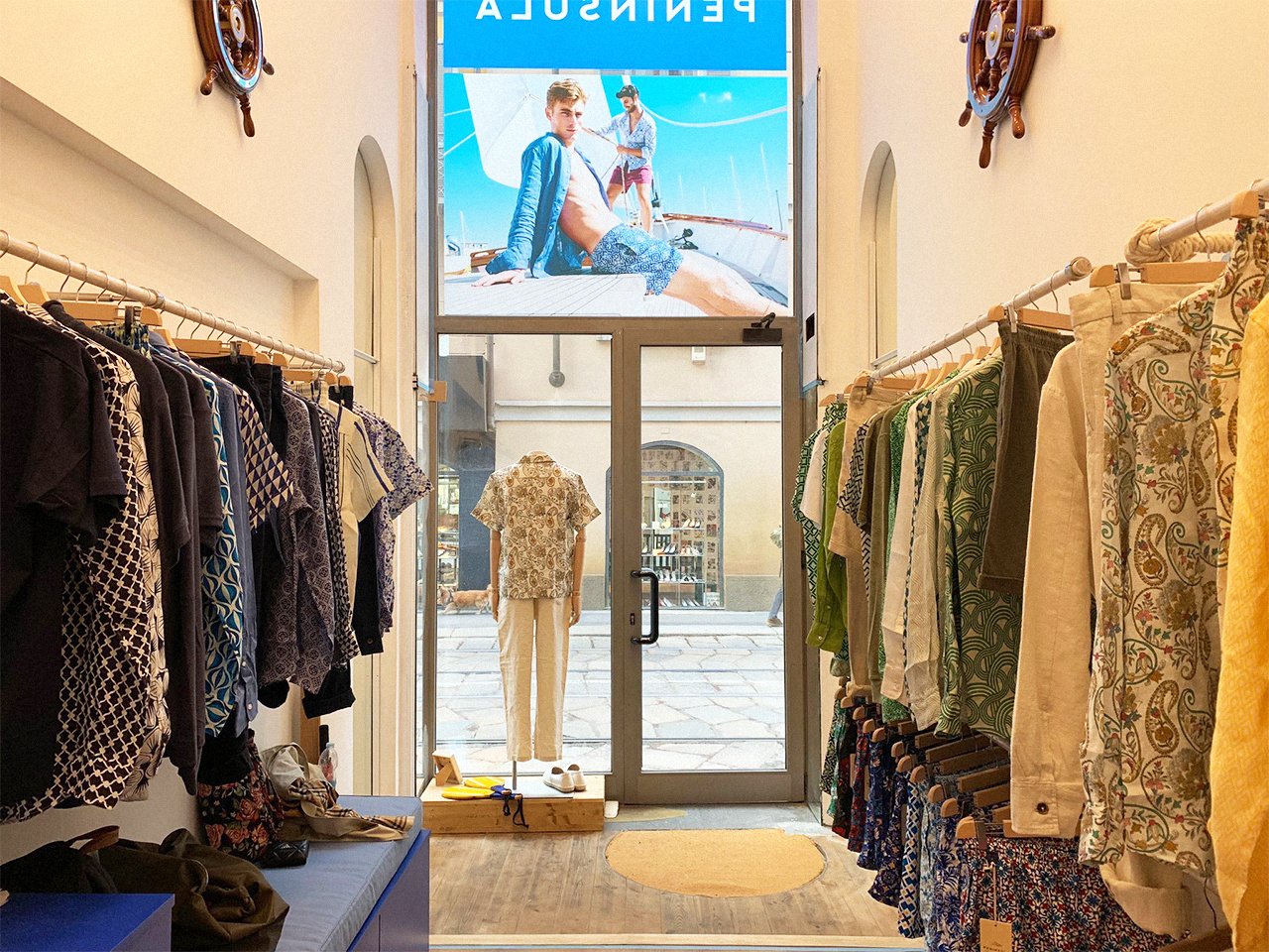 Uno scorcio della boutique di Peninsula Milano con i capi esposti ai lati.