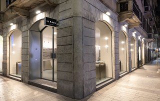 Le vetrine di Lipari in corso Garibaldi a Milano, all'angolo con via Palermo, illuminate di sera.